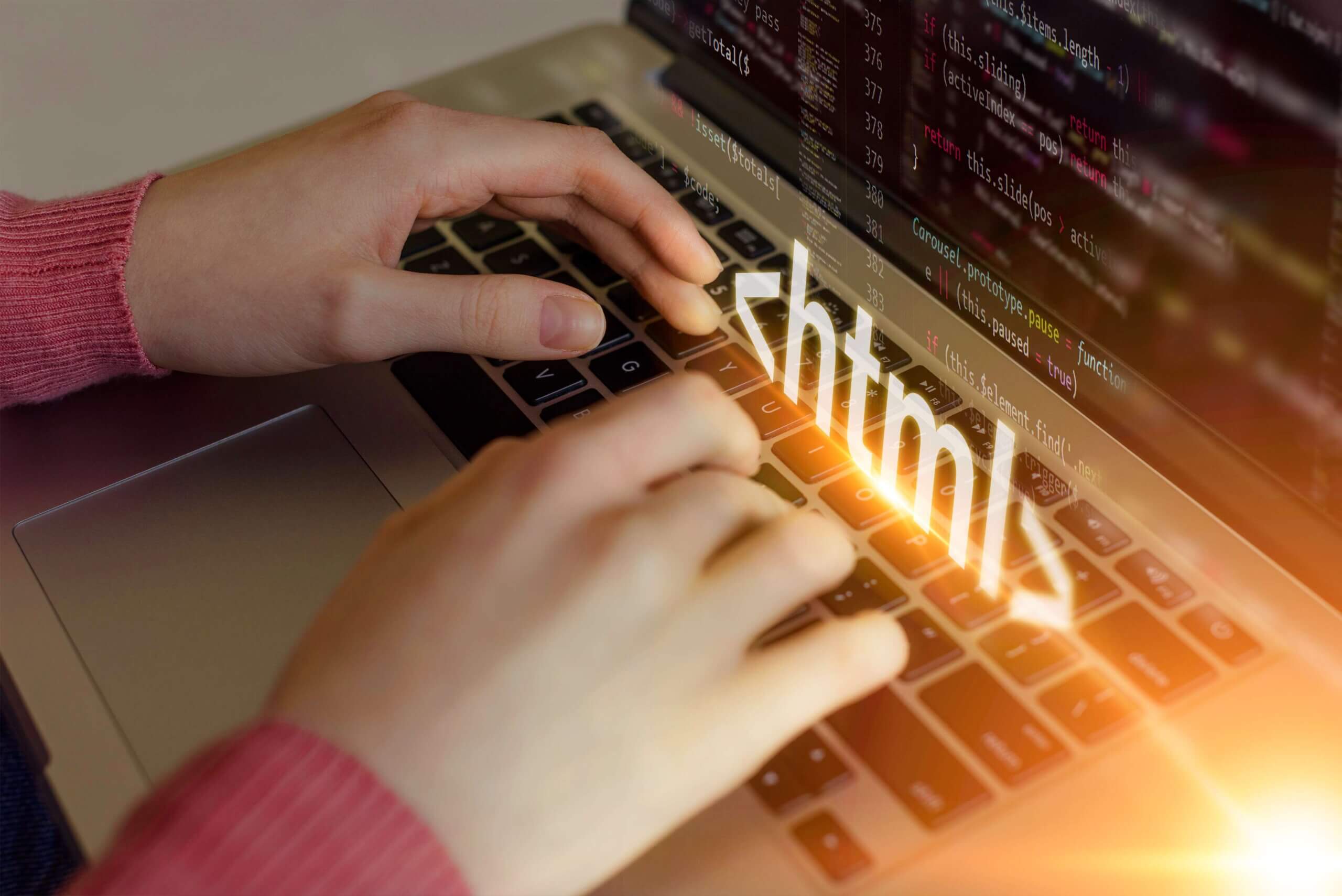 ידיים על מקלדת מחשב וכיתוב HTML